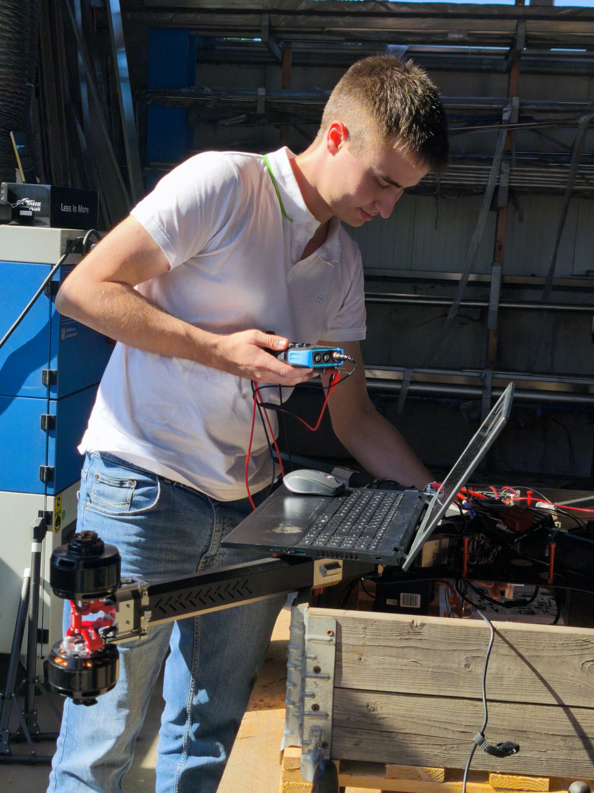 Teammitglied misst die Elektrik an der Drohne