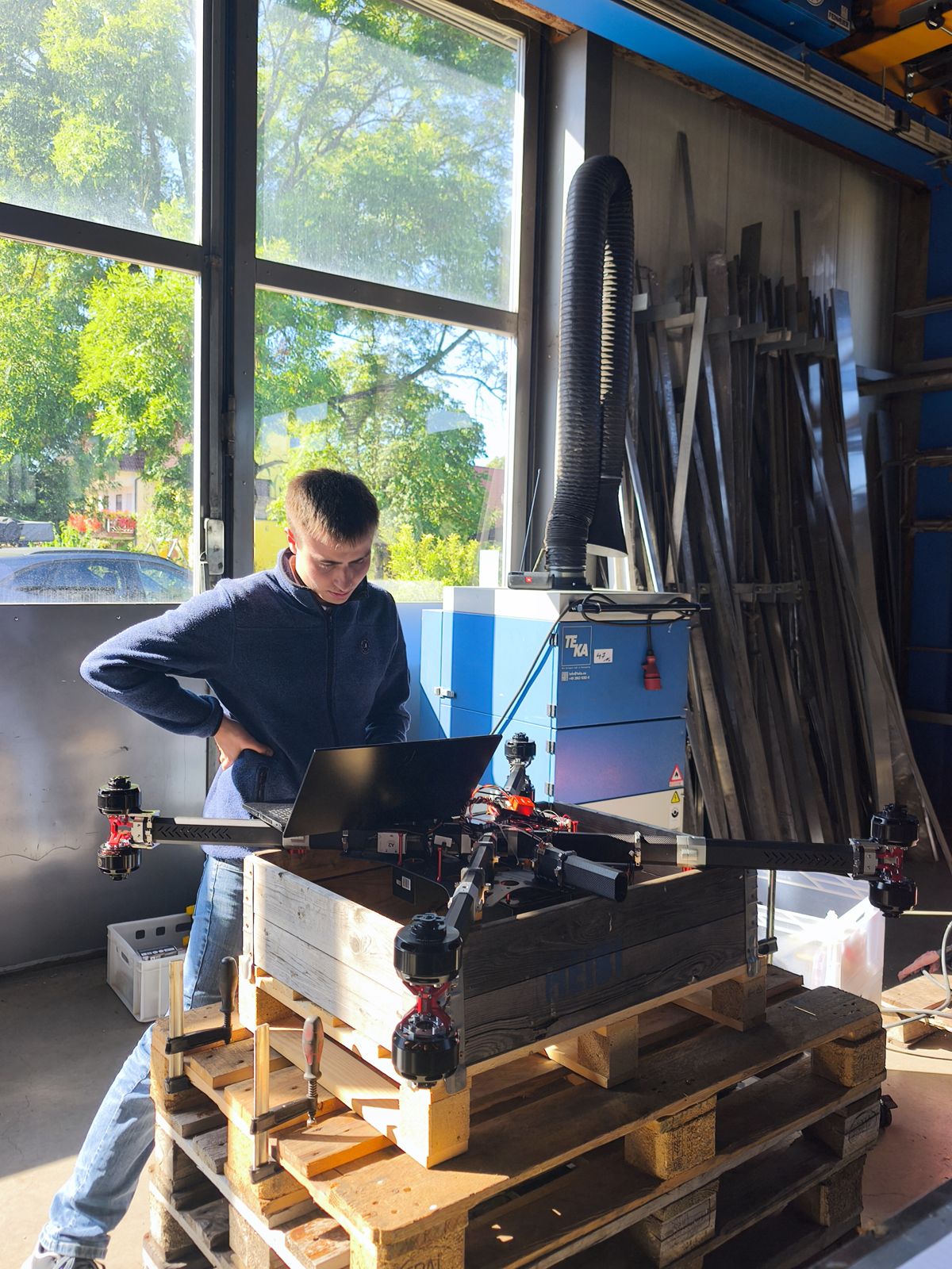 Die Drohne auf dem Montagebock in der Werkstatt